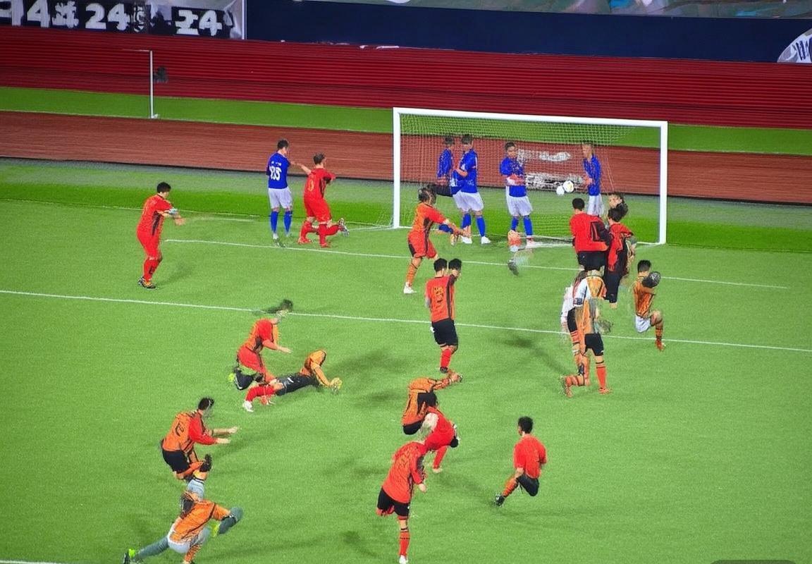 足球战术对决：贝里与布里流浪的智慧较量与精神追求